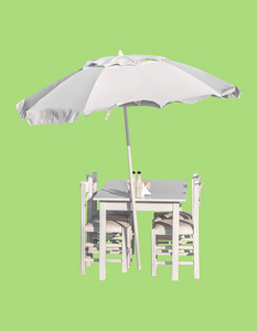 四椅子和伞与木桌在绿色隔绝图片