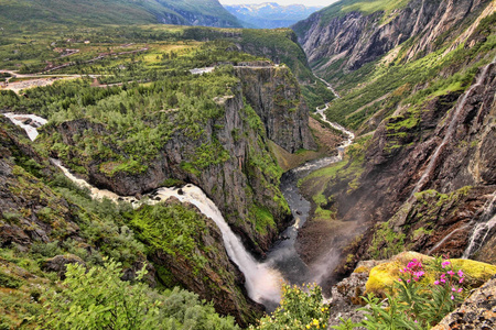 挪威山脉的美丽瀑布, 挪威, 斯堪的纳维亚