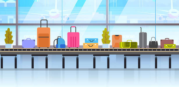 机场行李传送带上的不同手提箱