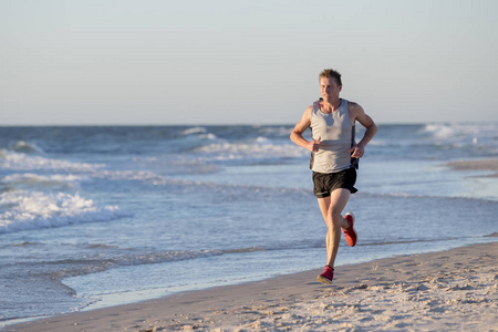 运动健身和强的赛跑者训练在夏天日落海滩在海滨奔跑和健身锻炼在体育和健康生活方式