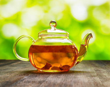 鲜茶对自然背景的茶壶