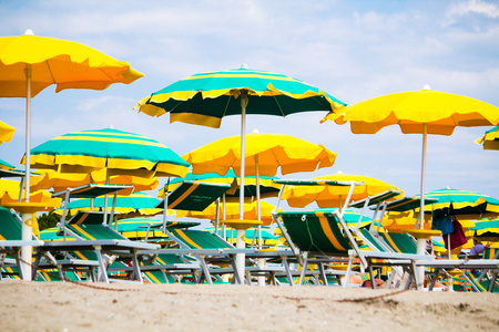 在海滩上五彩缤纷的遮阳伞和沙滩椅
