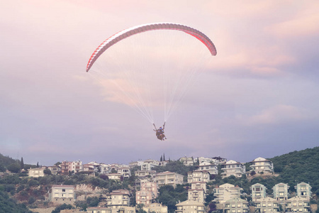 滑翔。滑翔伞在城市上空飞翔