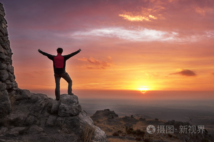 胜利欣赏日出山顶上的人