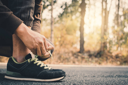 在健康的道路上, 男人绑鞋带的特写手, 葡萄酒色调选择和软聚焦的颜色