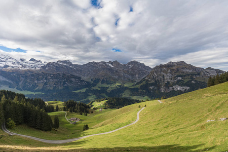 夏季瑞士阿尔卑斯山英格堡 Brunni 山的徒步旅行