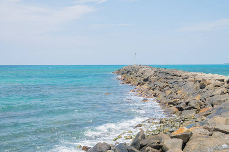 海浪撞击海岸的石头