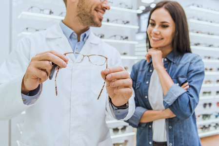 快乐男性眼科在眼科店铺中选择眼镜副的部分看法