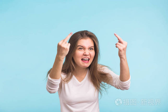 蓝色背景下凶猛表情的愤怒好斗女人