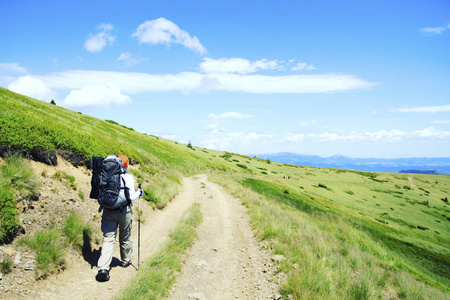 带着背包和帐篷夏天登山活动