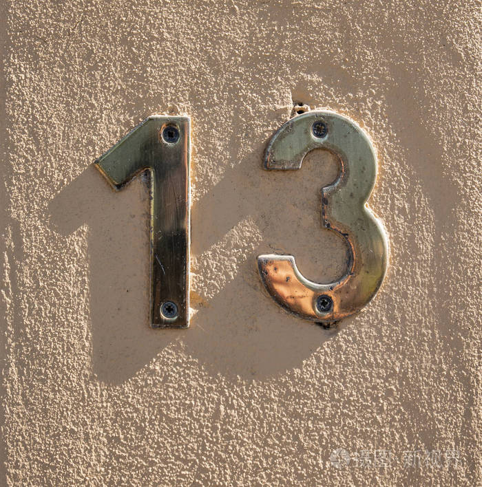 在米色建筑墙上的数字13