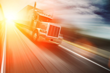 高速公路上的卡车