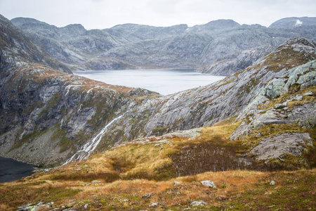 挪威 Folgefonna 国家公园的一座高山湖泊风景秀丽。阴秋日山。湖的秋天风景