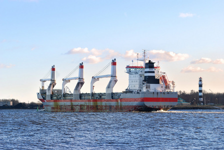 里加港口附近航行的货船