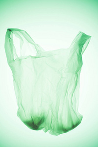 绿色柔和光下的空透明塑料袋