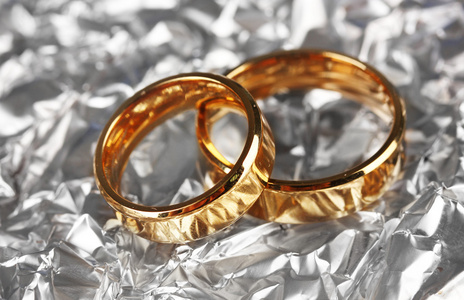 银色背景上的结婚戒指