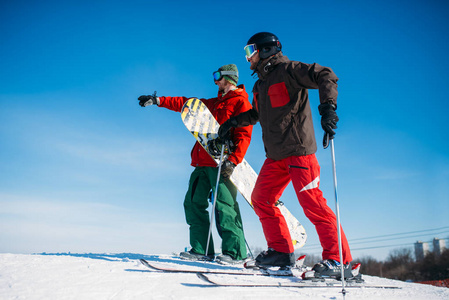 手上有杆子的滑雪者, 冬季活动运动