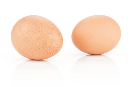 白色背景两 domesti 的褐色鸡卵