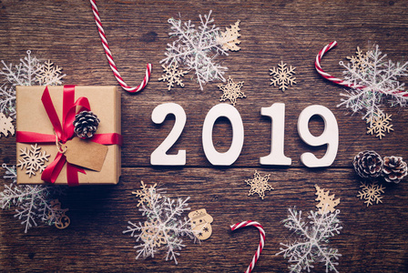 顶部查看木制数字形成的数字 2019, 为新的一年2019在乡村木带礼品盒和红丝带和圣诞装饰