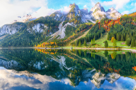 美丽的田园风光与达赫斯坦山峰会反映在水晶清澈的岣梢湖山湖秋天的风景。萨尔茨卡默古特地区上奥地利