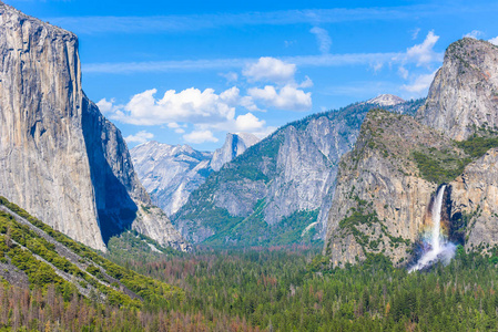 从隧道角度看优胜美地河谷和 Bridalveil 瀑布, El 船长和半圆顶, 优胜美地国家公园在美国加利福尼亚州