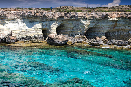 Cavo 希腊海角的海洞穴。圣纳帕纳帕, 塞浦路斯与男子