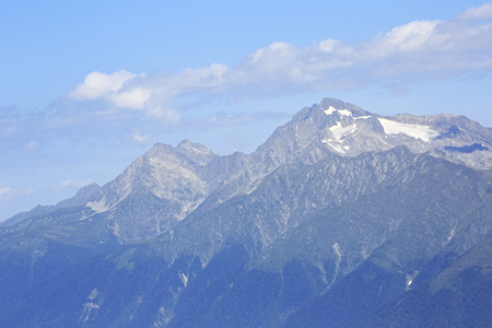 丘古什山山顶。红波利亚纳的高加索山脉