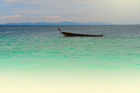 长尾船在海上热带海滩上