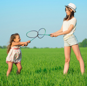 年轻女孩玩羽毛球的球拍