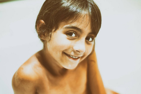 年轻的女孩高兴和微笑洗澡