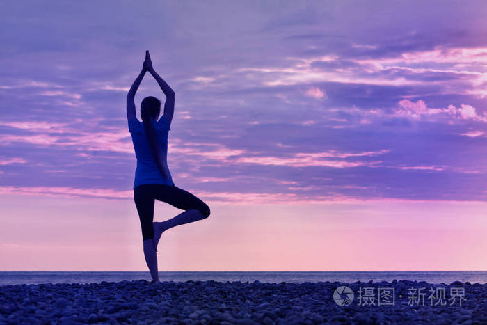 在海边度假,背影日落练习瑜伽的女孩照片-正版商用图片06mbt4-摄图新