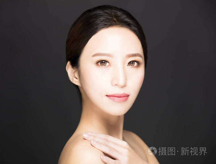 特写亚洲美女脸被孤立在黑色背景上