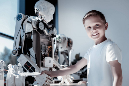 热心青春期的孩子用机器人握手图片