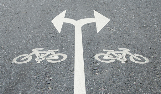 白色箭头左和右与自行车标志打开路 f