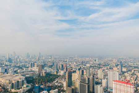 曼谷城市天际线在泰国在晴朗的天