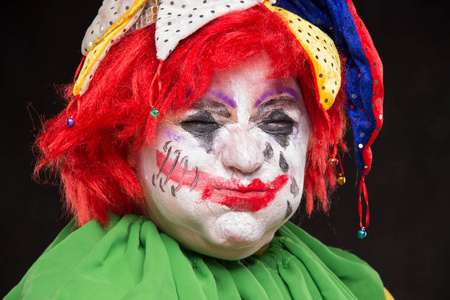 可怕的小丑，一个可怕的化妆和帽子在 b 边笑边