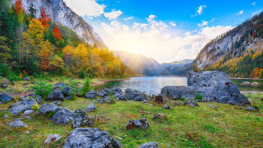 风景秀丽的山水风光与 Dachstein 山山顶由岣梢湖山湖在秋天萨尔茨卡梅谷区域上部奥地利奥地利