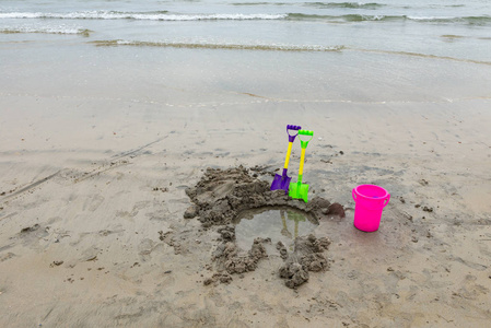 沙滩上有洞的玩具铲子和水桶