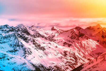 高高山风景。白雪皑皑的山峰和美丽的山顶