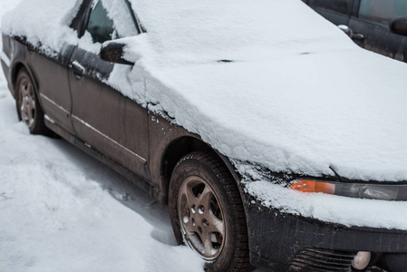 雪中的汽车, 覆盖着白色的雪堆