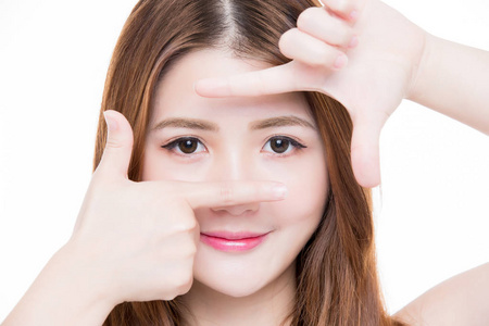 美容护肤女人做框架手势与她的眼睛在白色背景