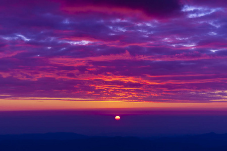 美丽的日落风景从罗马尼亚的山, Ceahlau