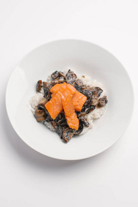 白扒蘑菇和鲑鱼片的芳香米饭图片
