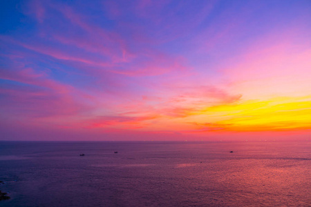 美丽的黄昏日落天空与海和海