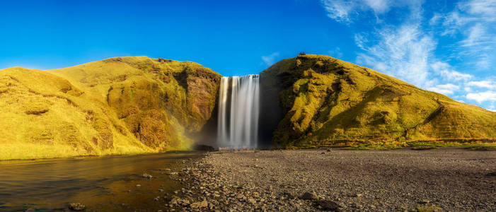 Skogafoss 瀑布全景在冰岛南部
