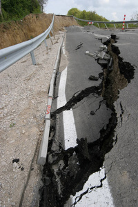 道路坍塌, 裂缝巨大。在恶劣的建筑之后, 国际公路倒塌了。公路路面破损。沥青路面坍塌和倒塌。侵蚀.垂直