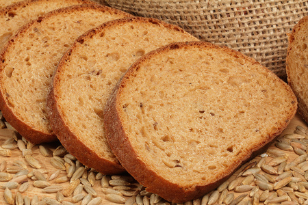 黑麦粮食和褐色面包切片图片