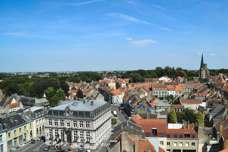 在背景贝尔格, 法国的一个佛兰芒城市的鸟瞰图与房子和修道院