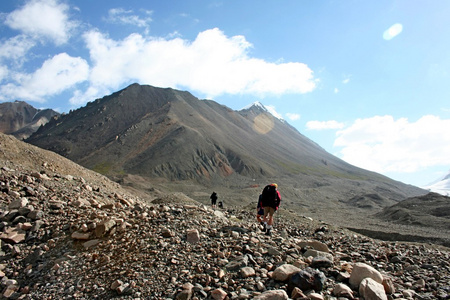 吉尔吉斯斯坦是 ak shyrak 地区，天山山脉，