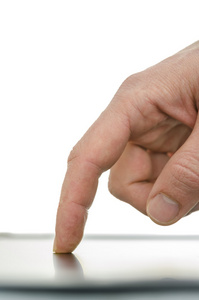 平板计算机上工作的男性手指的关门